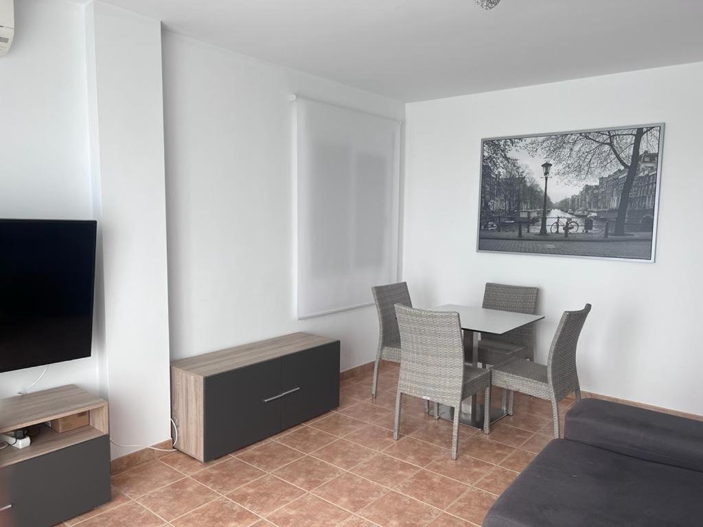 Apartamentos La Caleta 卡莱塔·德·贝莱斯 外观 照片