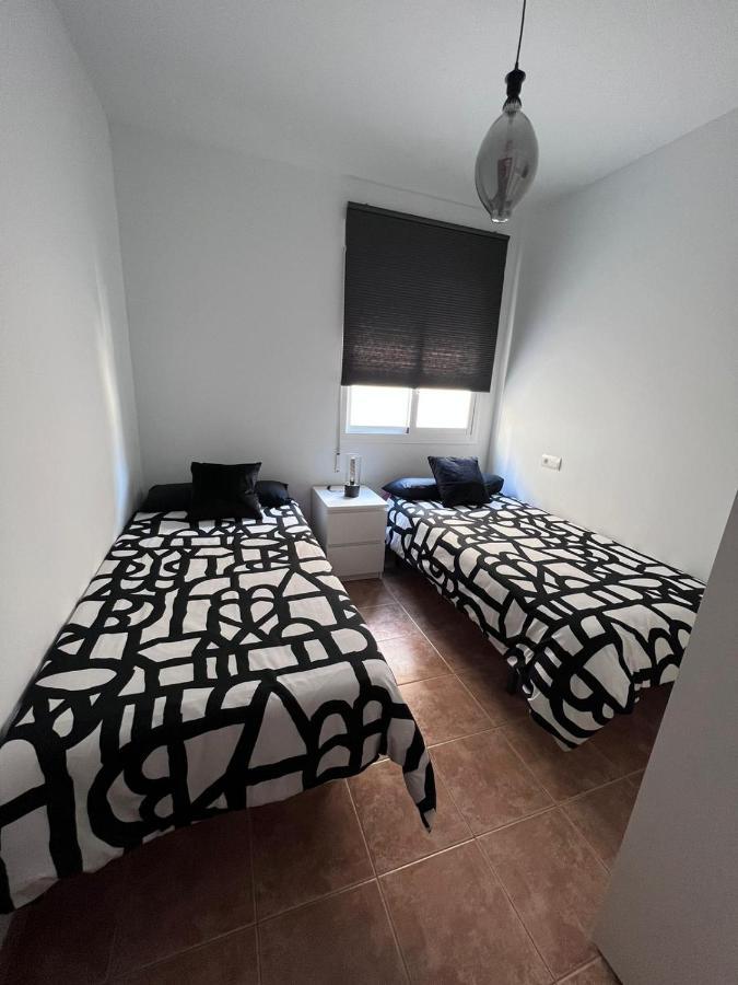 Apartamentos La Caleta 卡莱塔·德·贝莱斯 外观 照片